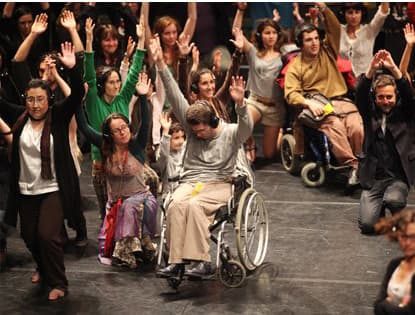 Personas con discapacidad física u orgánica disfrutando de una actividad cultural